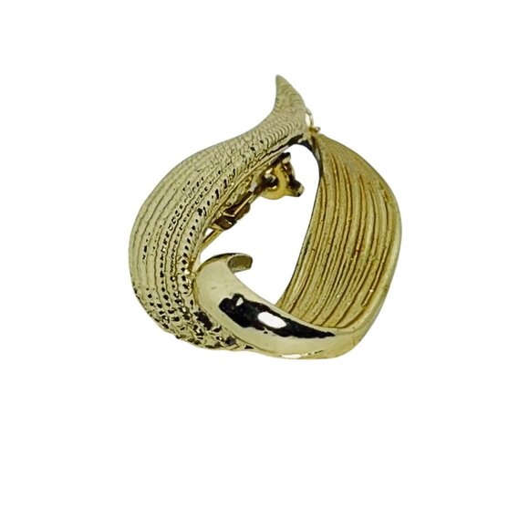 Vintage Gold Tone Textured Leaf Brooch With Elegant Curved Design (5748) - Picture 2 of 4
